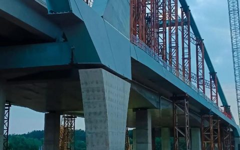 湖北兴达路桥攻坚克难保障工程安全推进 咸宁南外环李家湾隧道双幅贯通