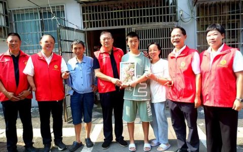 关怀模范典型弘扬向善风尚  咸安开展走访慰问活动