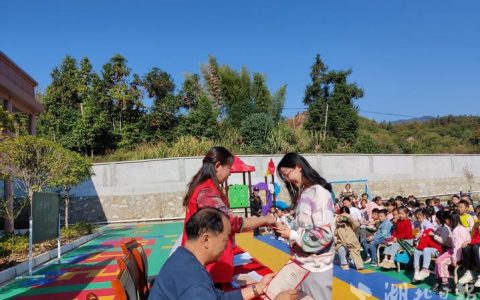 通城二中举行唐爱公益基金会助学金发放仪式