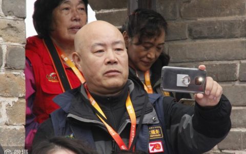 年轻人涌向青岛路，背上相机乐此不疲