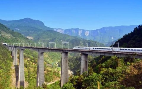 宜昌向西，377公里铁路为何这么“贵”？