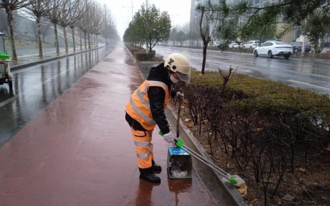 于污浊处坚守 在异味中耕耘——记市环卫局奋战一线的吸污疏通工