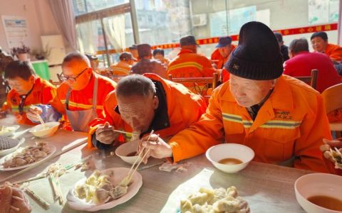 寒冬吃饺子 情暖环卫人