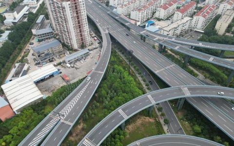 航空路与荆山大道立交两匝道通车