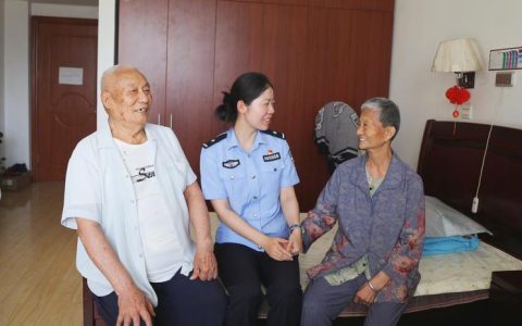 高龄老人遇家暴 警社联动速处置