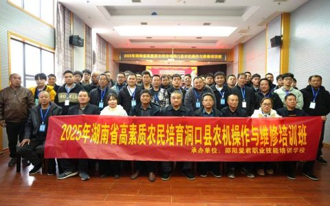 专家田间讲 学员动手练 嘉鱼高素质农民培育接地气