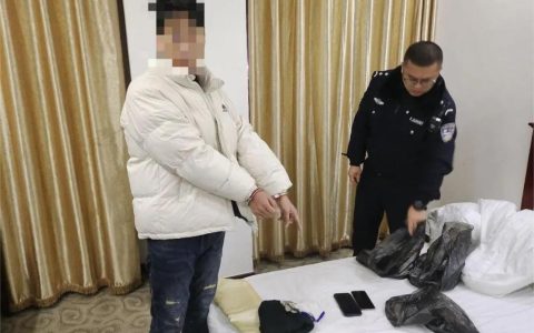 仙桃警方打击张贴“涉黄”小卡片违法行为