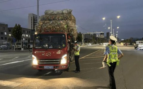 公安交管严查货车违法行为