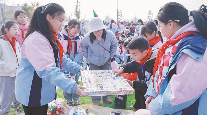 东方红小学：创意跳蚤市场开市
