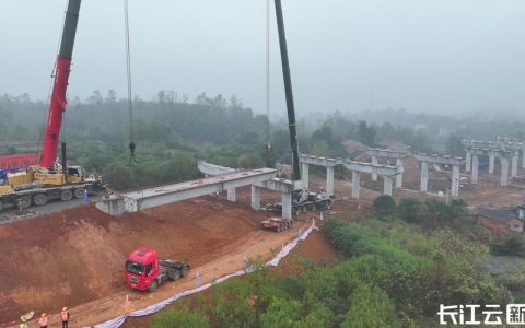 保安互通主线桥主体完工  鄂州机场高速二期取得关键进展