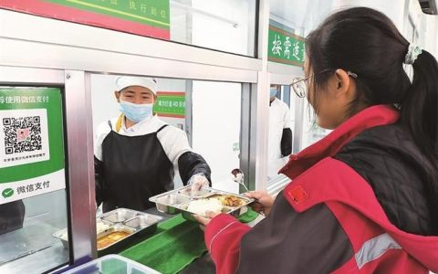 校园餐飘出“妈妈的味道”