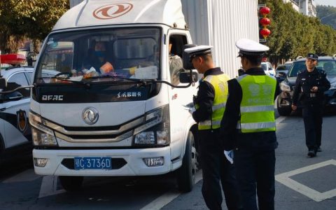 “冬季行动”出重拳　守护交通安全线 黄石交警已查处100起货车严重超载违法行为