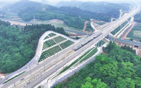 媒体记者试乘体验沪渝蓉高铁武荆宜段