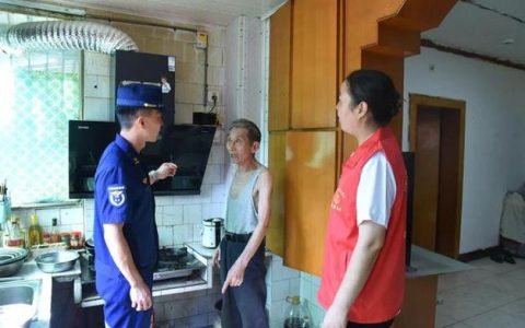 咸宁消防敲门入户 为923户特殊困难家庭送平安