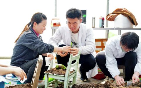 嘉鱼开展高素质农民培训课堂搬进大棚设在垄上