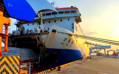 中部地区首艘万吨级输油趸船在汉交付，中韩石化码头吞吐能力将达320万吨