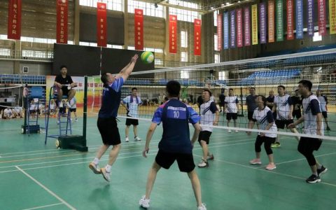 全国350支气排球队伍赛场角逐 咸宁市代表队勇夺双冠