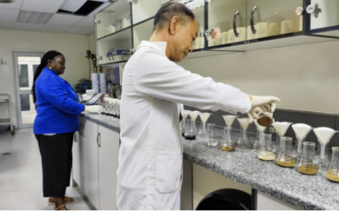 “潜”暖纳米比亚 “智”绘减贫之路