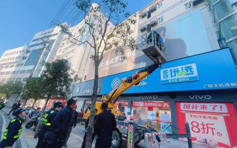 市城市管理执法局整治户外广告招牌 提升城市立面风景