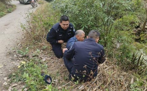 仙桃警民冬夜联手救援坠河老人