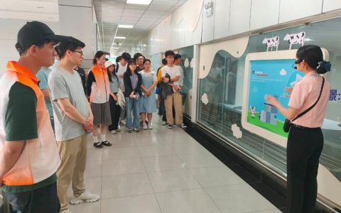 汉江中学组织学生进企参观 探秘“一本书” 追溯“一粒米”