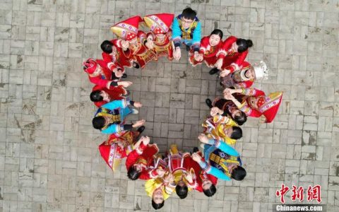 载歌载舞迎新春