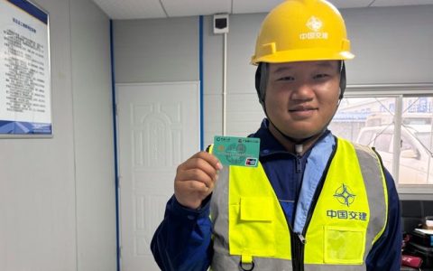 金融服务进工地 便捷办卡暖人心