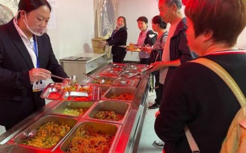 通城石南高新技术产业示范园职工之家食堂开业 贴心服务留人才