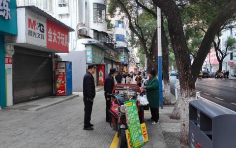 市城管执法局开展校园周边环境提升行动