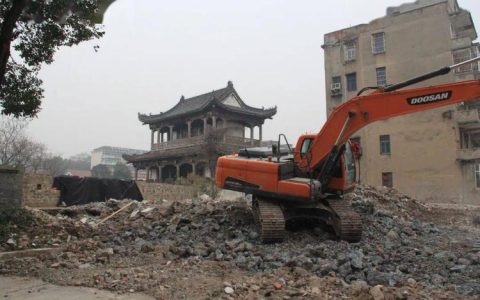 黄州区协同攻坚整治白潭湖沿线违建