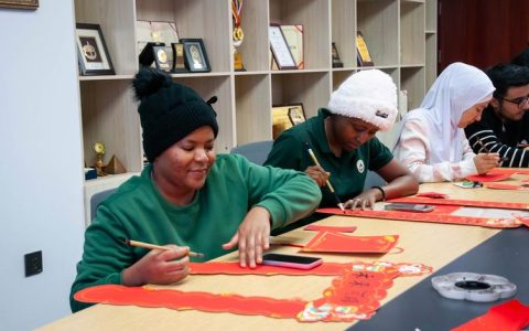 百余名在黄留学生沉浸式体验中华文化迎新年