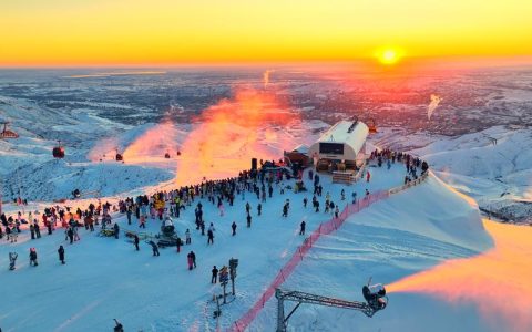 千余游客抢鲜新雪季