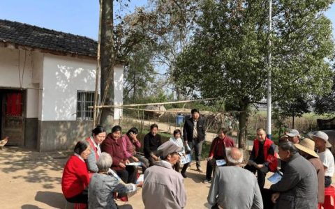 嘉鱼县高铁岭镇石泉村“板凳会”听民意 “碎石路”通民心