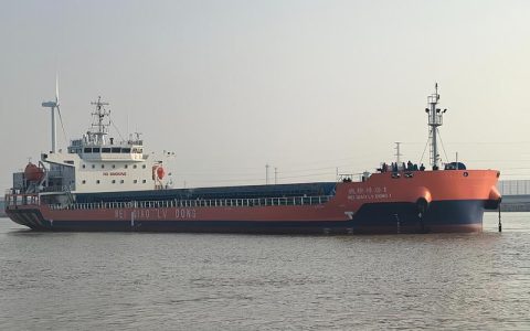 武汉理工大学研发的全球首艘万吨级近海新能源散货船“魏桥绿动1”轮开航