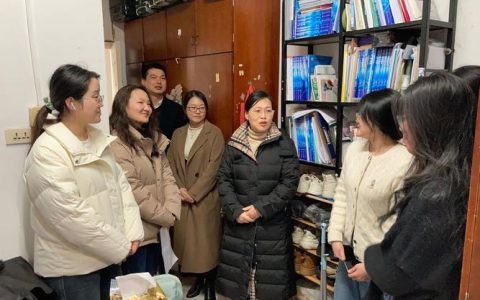 三峡大学领导走访慰问经济与管理学院学生