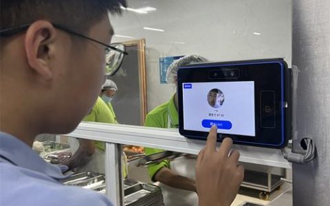 刷脸吃饭　扫码溯源  智慧食堂守护学生成长每一餐