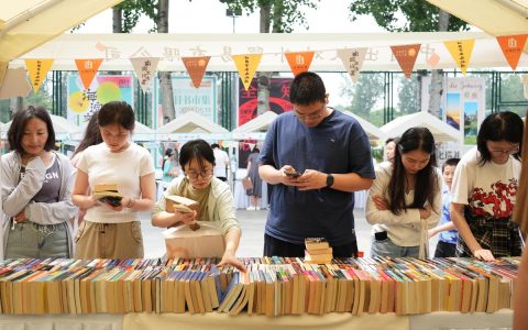 元旦来市图书馆逛文化集市