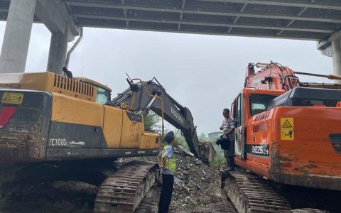 桥下堆稻草 隐患藏风险 崇阳交通执法部门快速处置除隐患