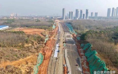 高新七路（龙湖段）进入水稳层铺设阶段