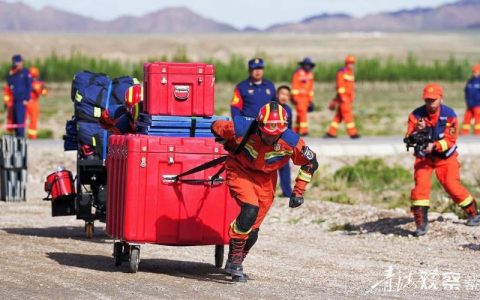 省消防救援战勤保障基地建成投用暨“花湖空港·烈焰砺兵”冬季灭火救援综合实战演练举行
