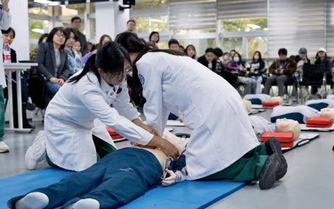 医学院协同工程实践创新中心联合开设急救训练课