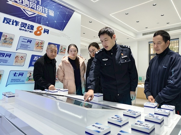 136人警务团队联动多方 打造武汉首家“平安超市” 片警刘博彬：青和居的平安守护者