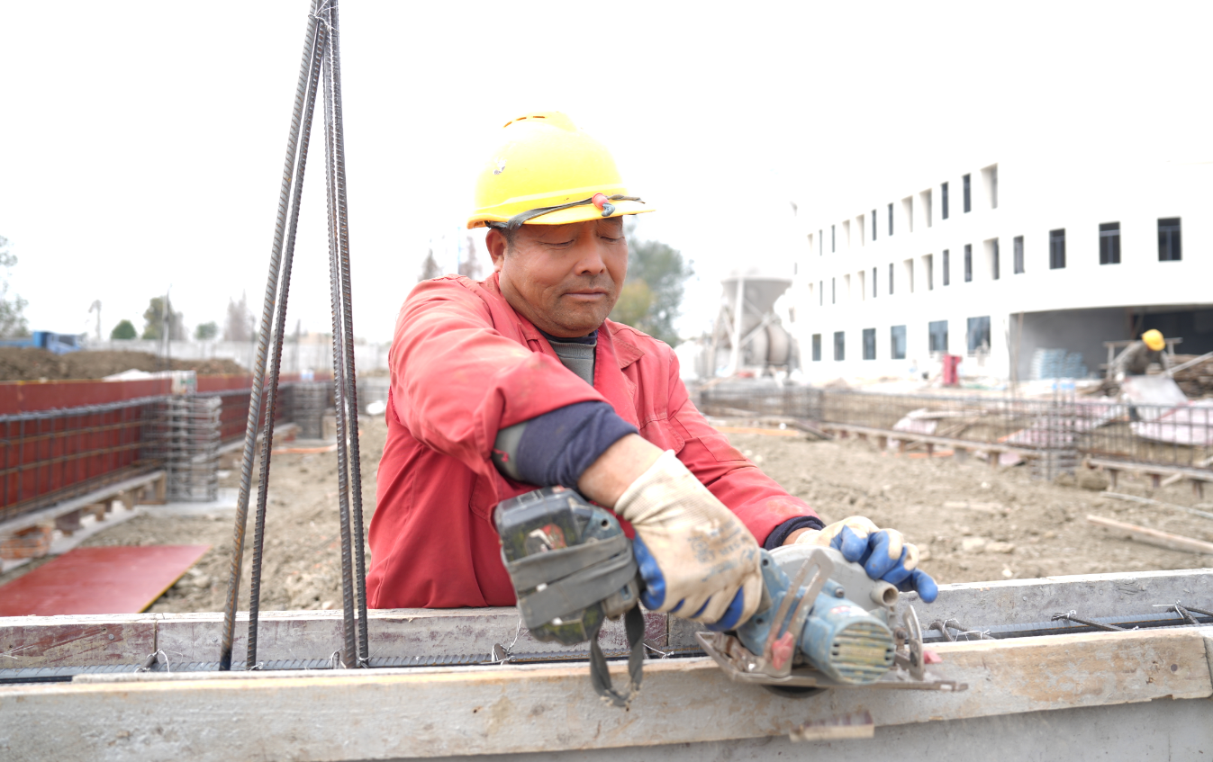 江汉盐化工业园锂电池材料项目建设正酣