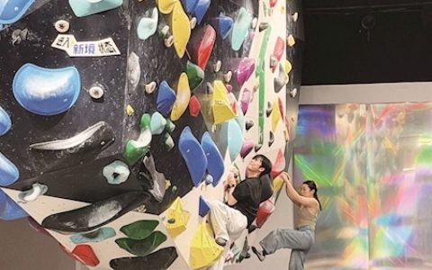室内“爬墙”变成一门好生意 武汉新开一家攀岩馆  月均营收数十万元