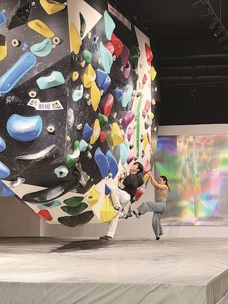 室内“爬墙”变成一门好生意 武汉新开一家攀岩馆  月均营收数十万元