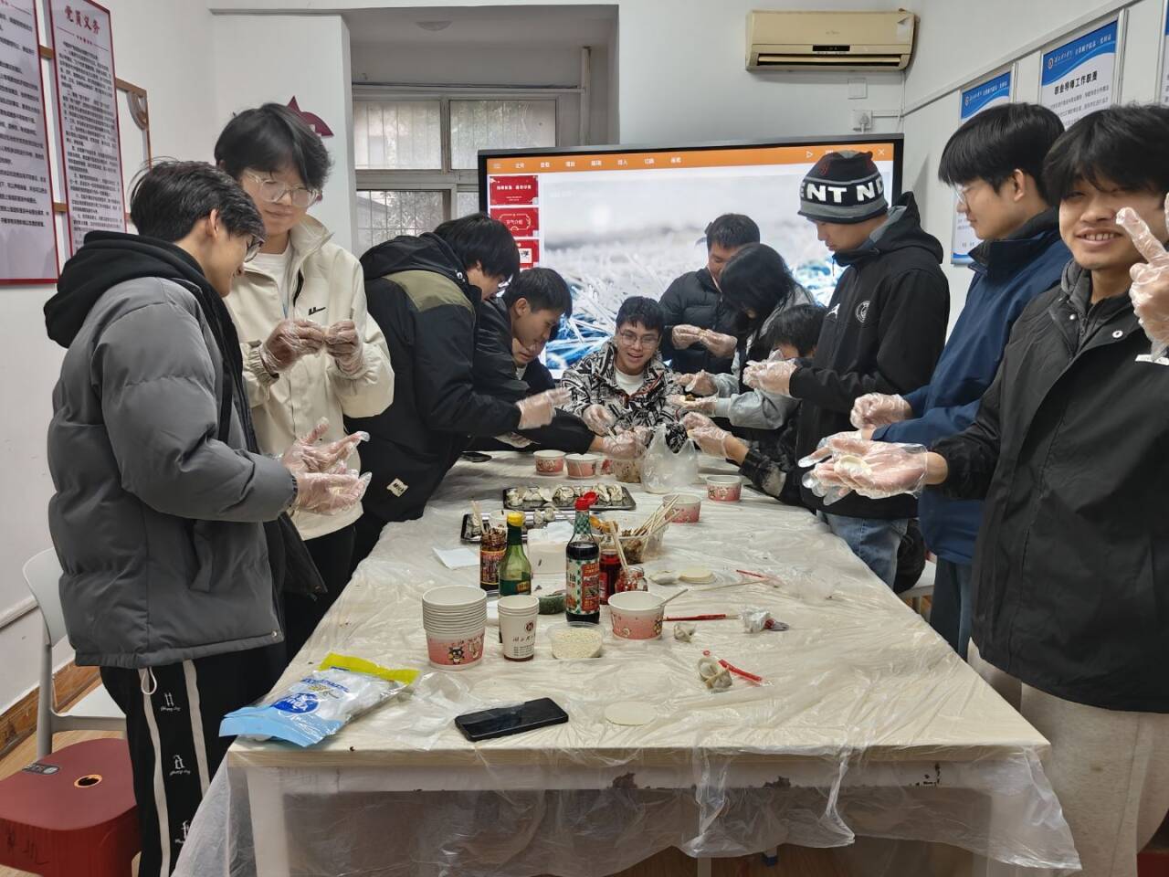 情暖冬至 饺香满园 ———计算机学院开展冬至包饺子主题活动