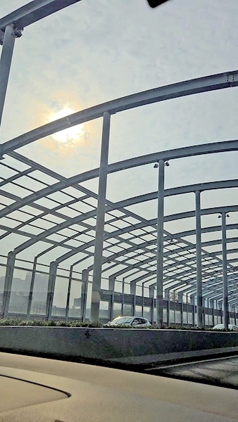 阳光透过隔音屏 忽明忽暗晃眼睛 有市民反映驾车经过友谊大道高架遇光影干扰，存在安全隐患