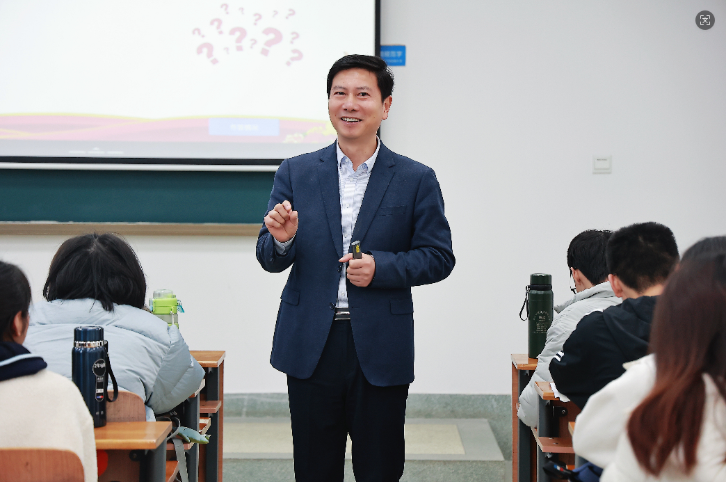 校长、党委副书记朱方伟为本科生讲授思政课