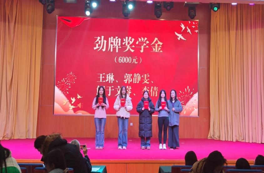 情暖冬至 逐梦新程——外国语学院冬至迎新晚会顺利举办