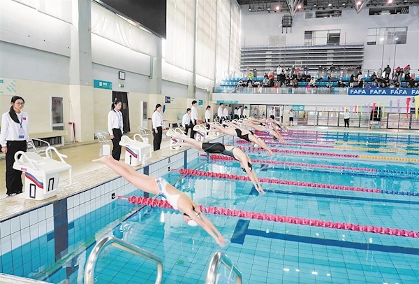 582名小选手劈波斩浪 “小江豚”游泳节开赛